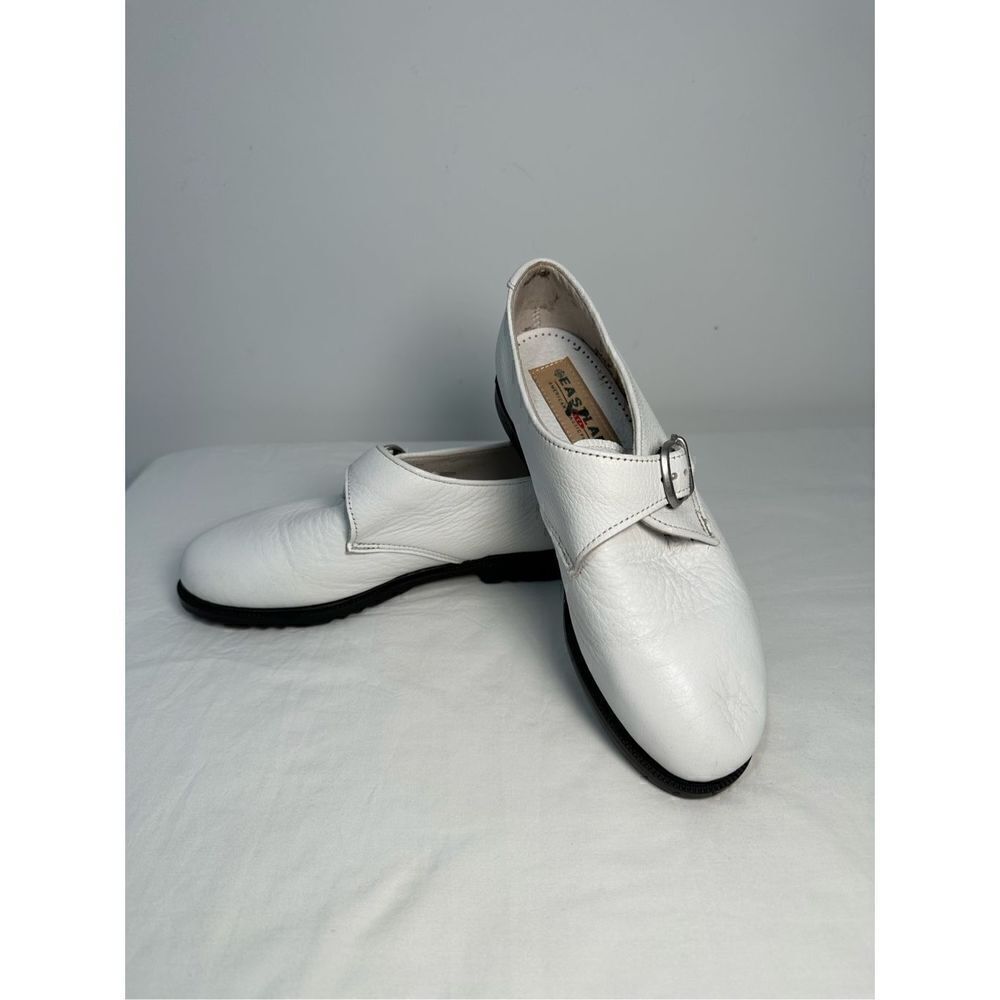 Eastland women’s vintage white Portland loafers w/buckle size 6.5.  #S-0270